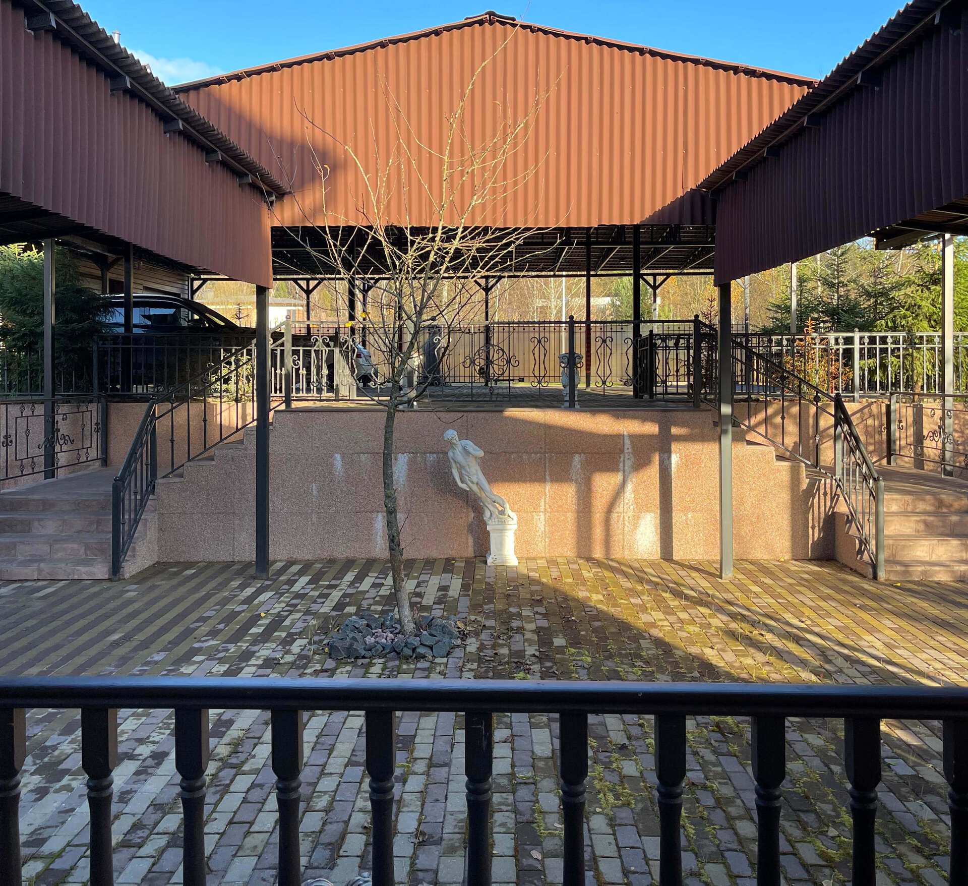 Прилегающая территория центра