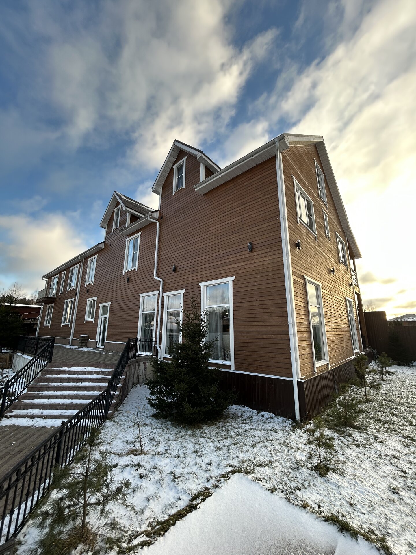 Вход в центр и прилегающая территория