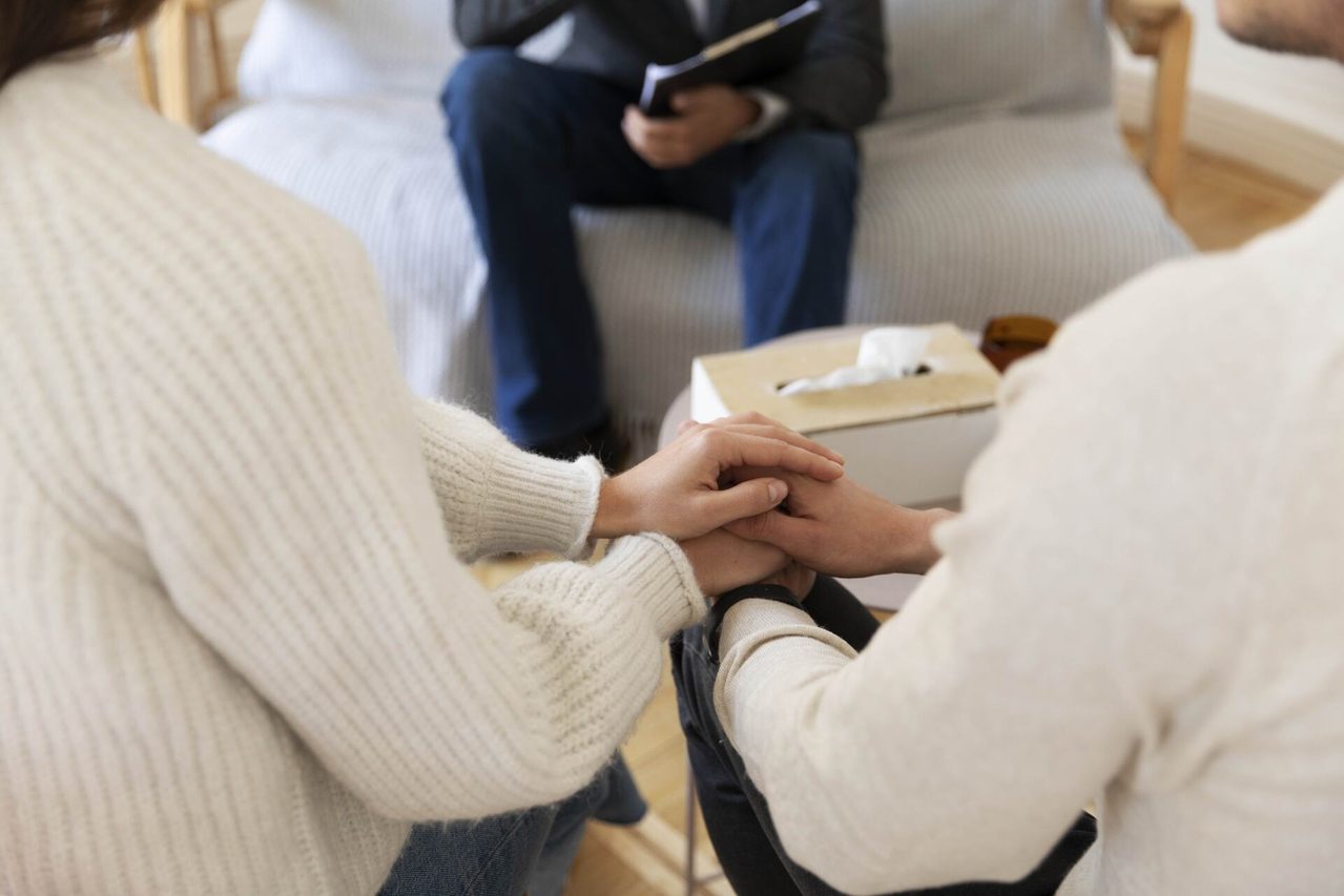 Участники обучающей лекции с конспектами